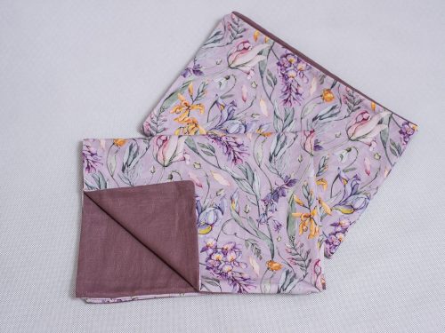 Lina spilvendrāna 50x 70cm ar dizainu "Pļavas ziedi". Viena puse trikotāža ar dizainu - pasteļvioletie pļavas ziedi un otra puse lina auduma krāsa - pelēkvioleta