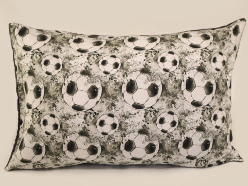 Lina spilvendrāna 50x 70cm ar dizainu "Futbolbumbas". Viena puse trikotāža ar dizainu-futbolbumbas un otra puse lina auduma krāsa-tumši pelēka
