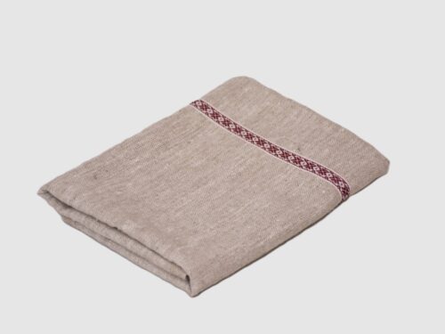 Lina raupja auduma masāžas/rīvēšanās dvielis 50cm x 145cm (krāsa – dabiski pelēks ar bordo baltu tautisku lentu auseklīši)
