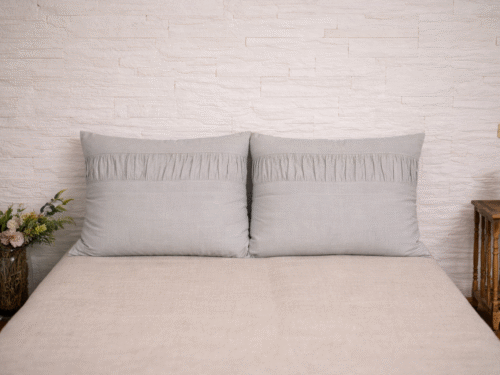 Komplekts (krāsa-gaiši pelēka ar krokojumu): 2 gab lina spilvendrānas 50x70cm ar krokojumu un vertikāli baltām zig zag nošuvēm