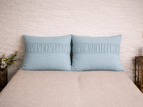 Komplekts(krāsa-gaiši jūras zila ar krokojumu): 2gab lina spilvendrānas 50x70cm ar krokojumu un vertikāli baltām zig zag nošuvēm