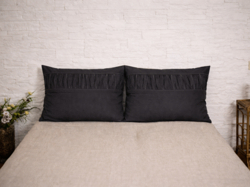 Komplekts (krāsa-tumši pelēka ar krokojumu): 2 gab lina spilvendrānas 50x70cm ar krokojumu un vertikāli baltām zig zag nošuvēm