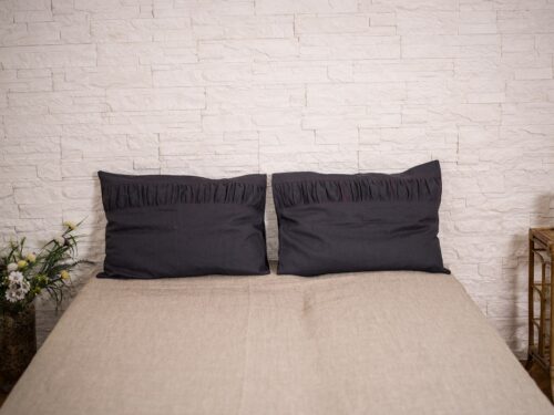 Komplekts (krāsa-tumši pelēka ar krokojumu): 2 gab lina spilvendrānas 50x70cm ar krokojumu un vertikāli tumši sarkanām zig zag nošuvēm